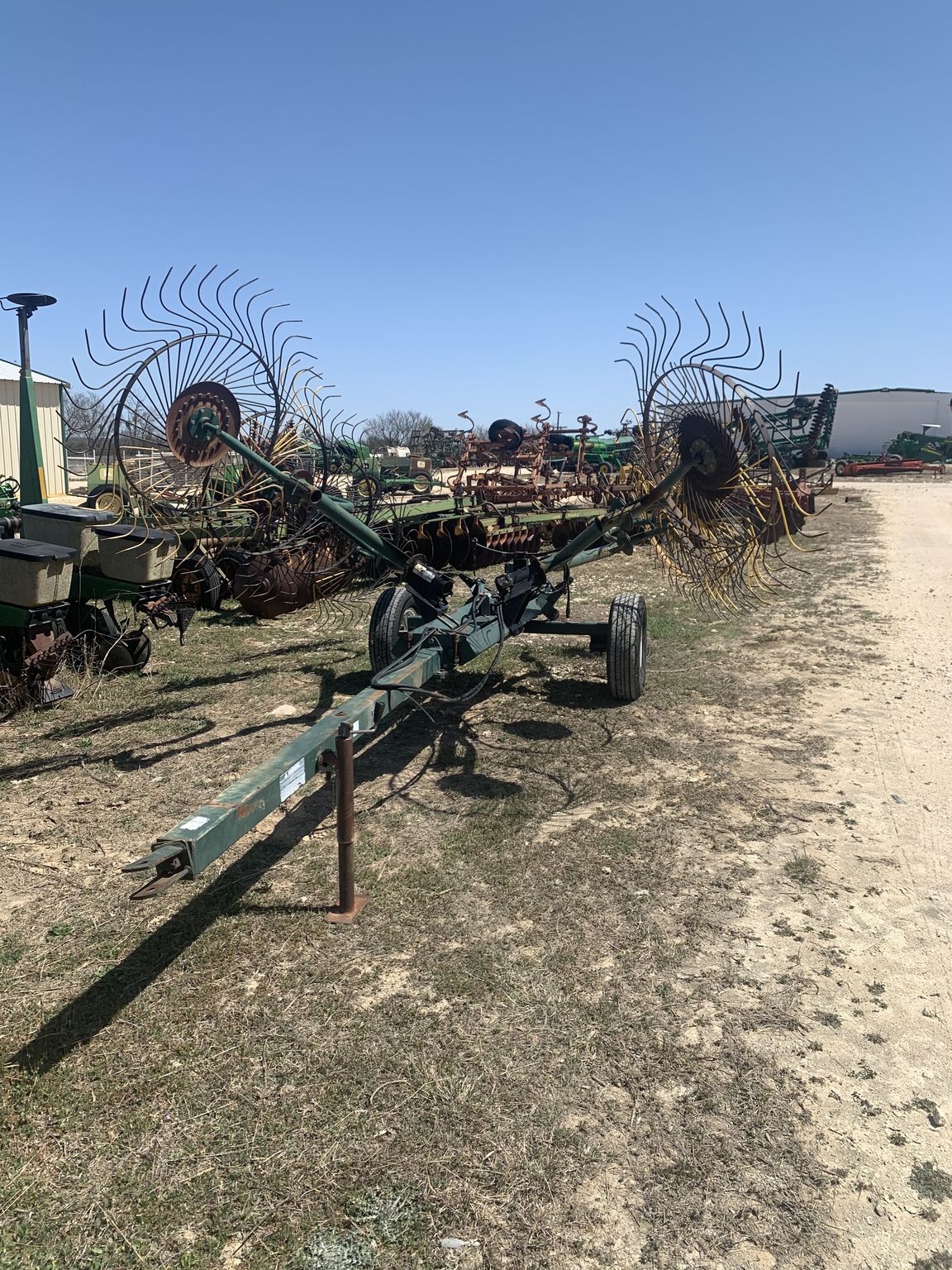 John Deere 8 wheel rake Image 1
