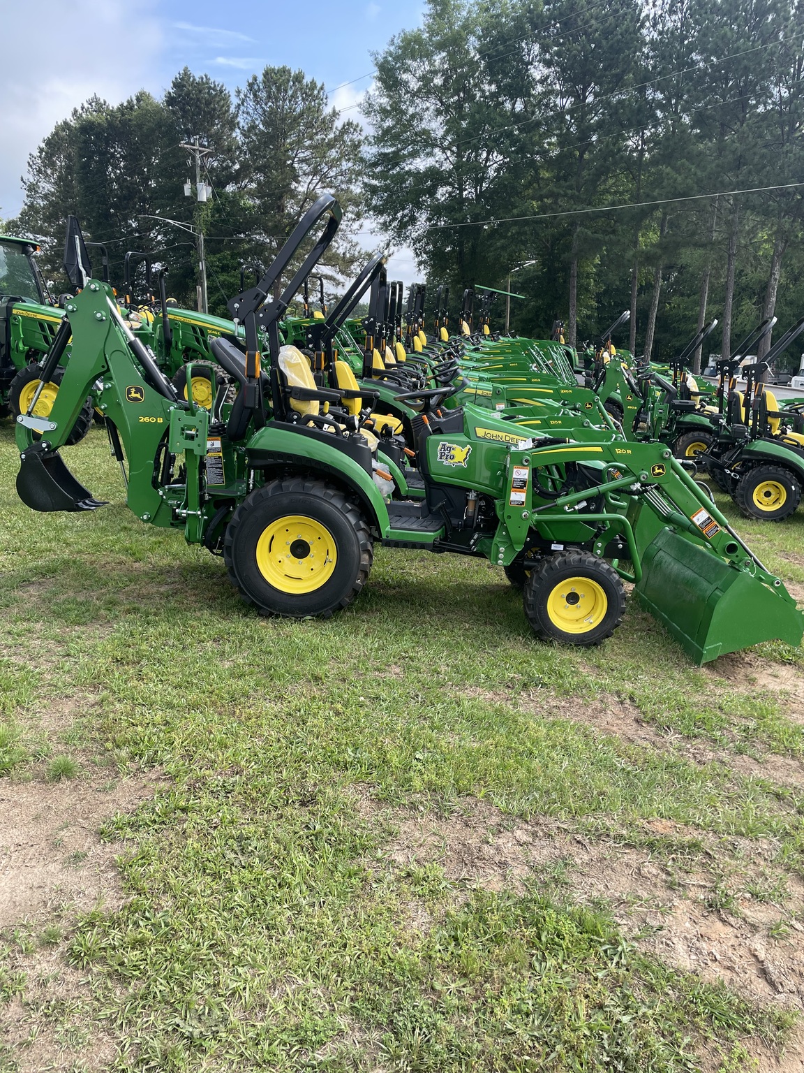 2023 John Deere 2025R Image 8