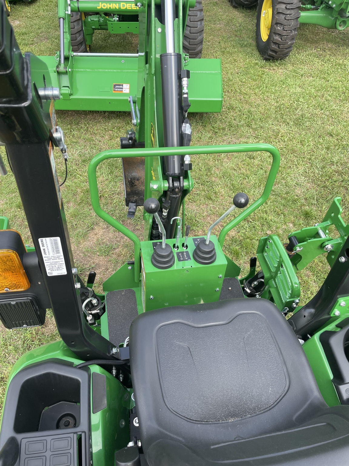 2023 John Deere 2025R Image 7