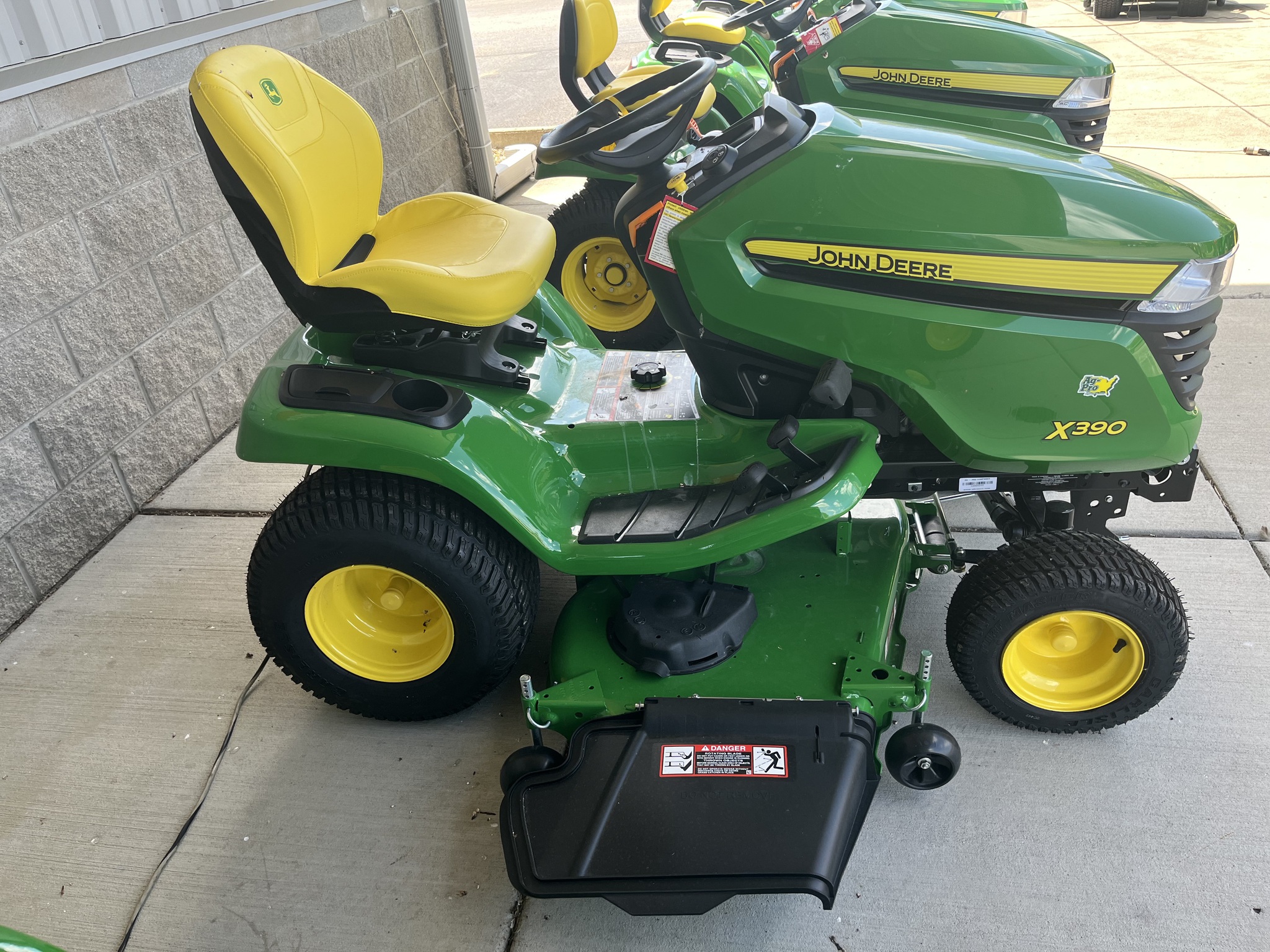 2025 John Deere X390 Image 3