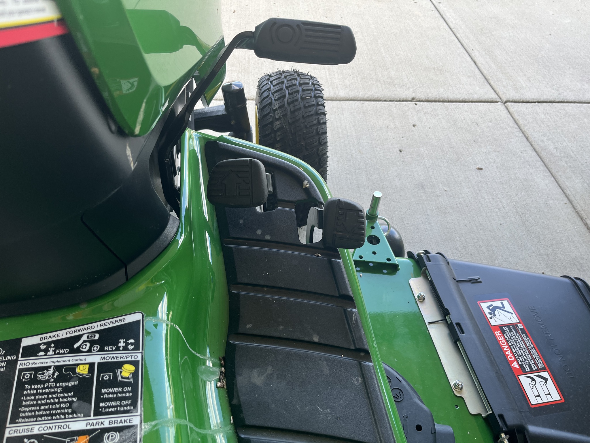 2025 John Deere X390 Image 9