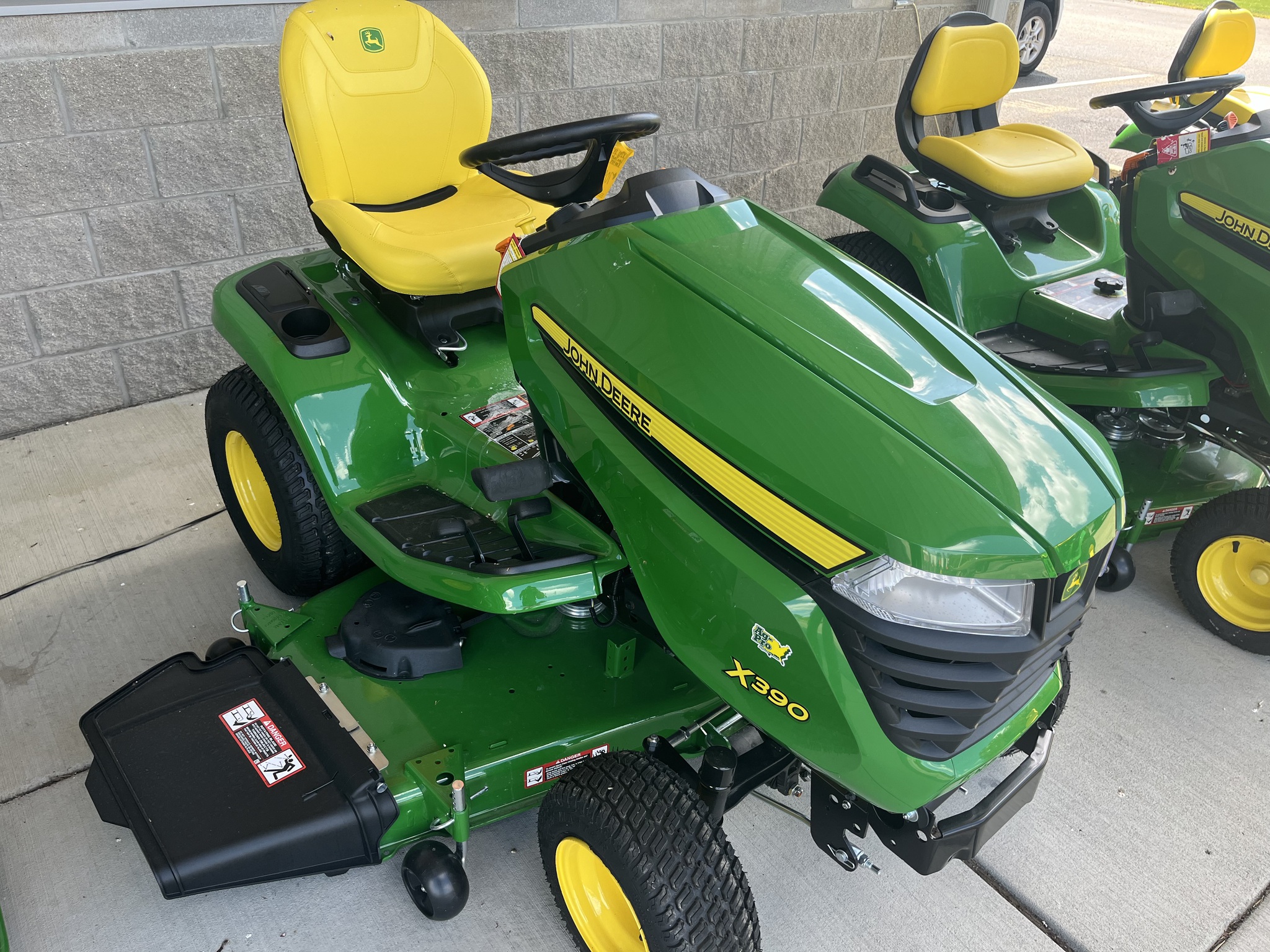 2025 John Deere X390 Image 5