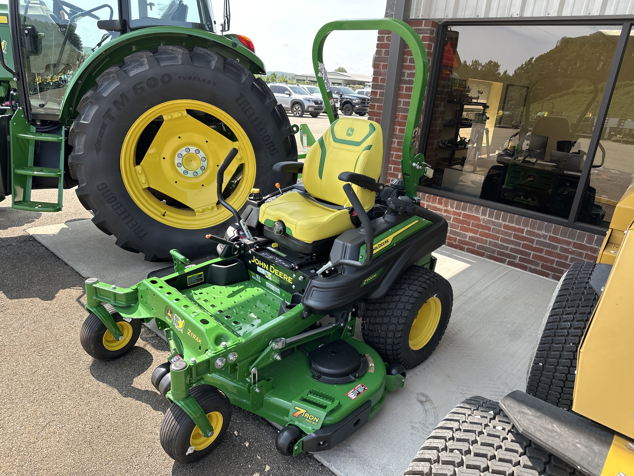 2025 John Deere Z920M Image 3