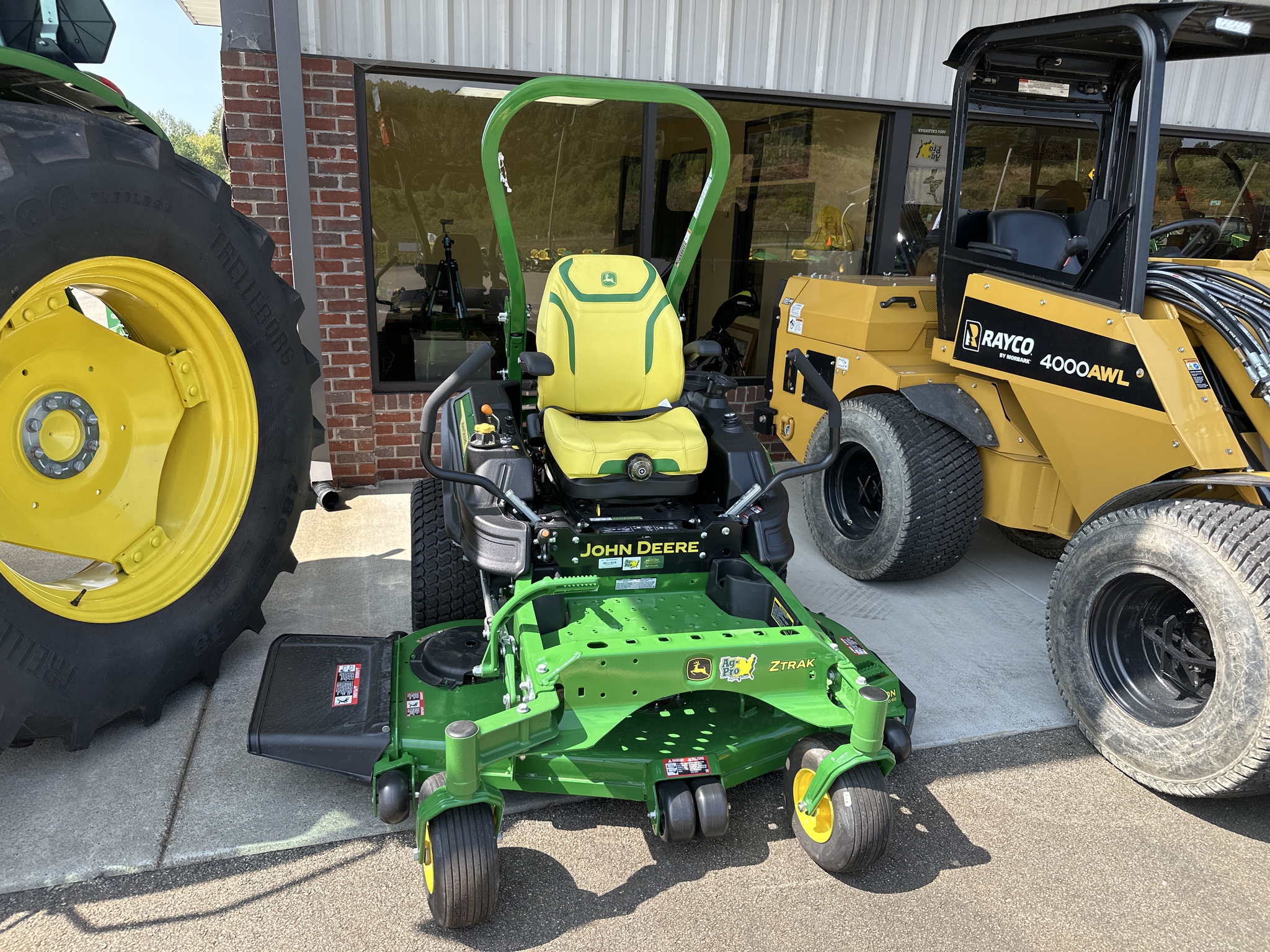 2025 John Deere Z920M Image 4