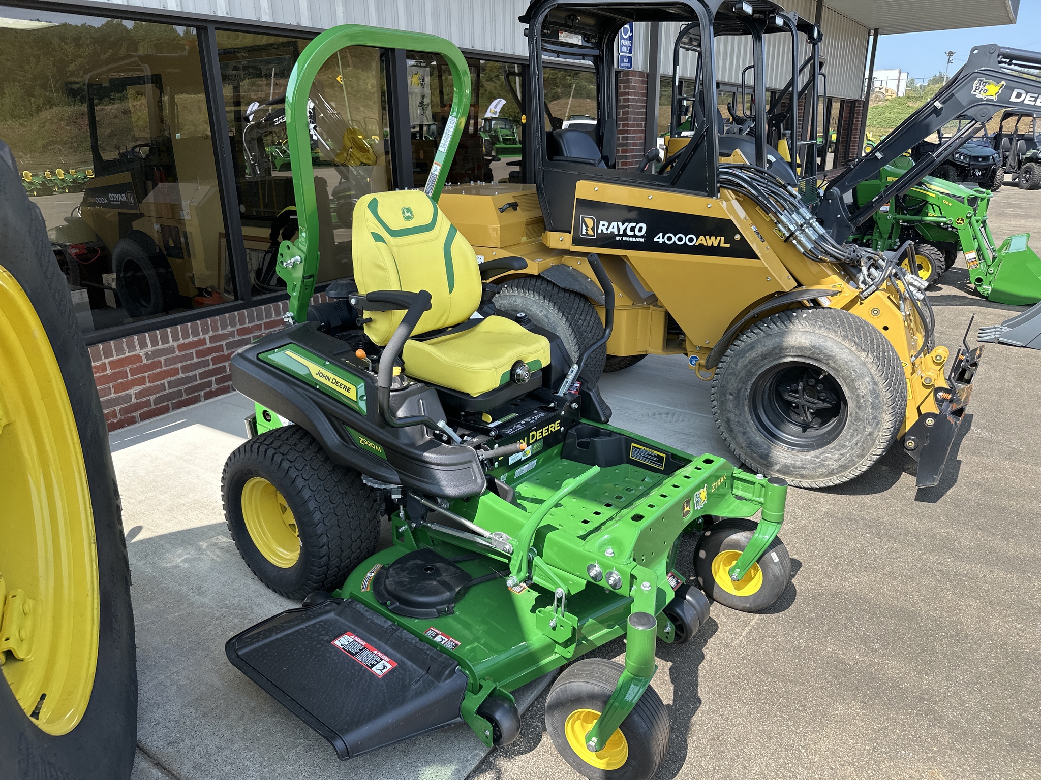 2025 John Deere Z920M Image 5