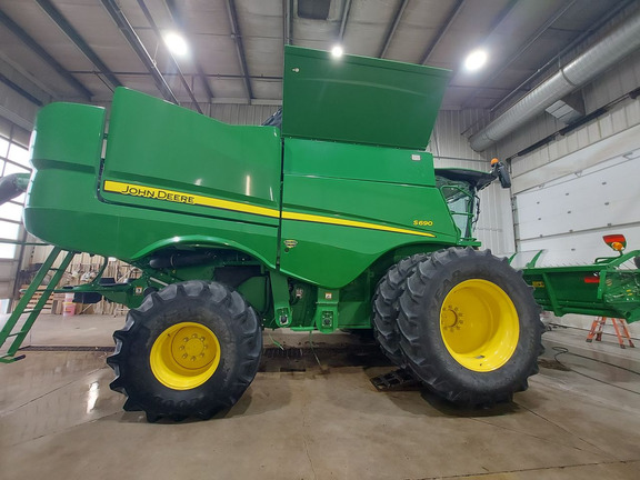  John Deere S690