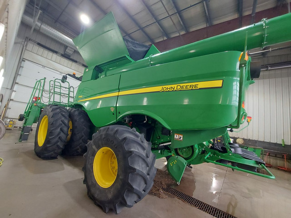 Used 2017 John Deere S690 Combines at Horizon Ag & Turf in Lloydminster, AB - Photo3