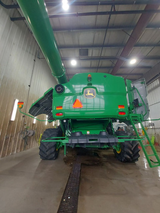 Used 2017 John Deere S690 Combines at Horizon Ag & Turf in Lloydminster, AB - Photo4