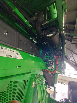 Used 2017 John Deere S690 Combines at Horizon Ag & Turf in Lloydminster, AB - Photo21