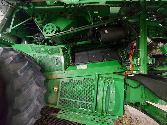 Used 2017 John Deere S690 Combines at Horizon Ag & Turf in Lloydminster, AB - Photo9