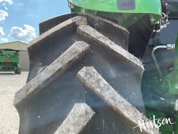 Photo of 2023 John Deere 6105E