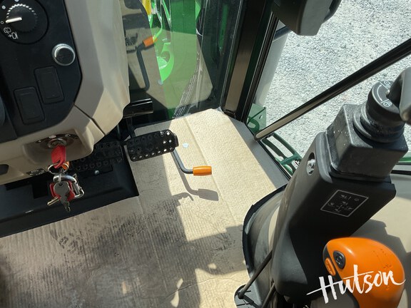 Photo of 2023 John Deere 6105E