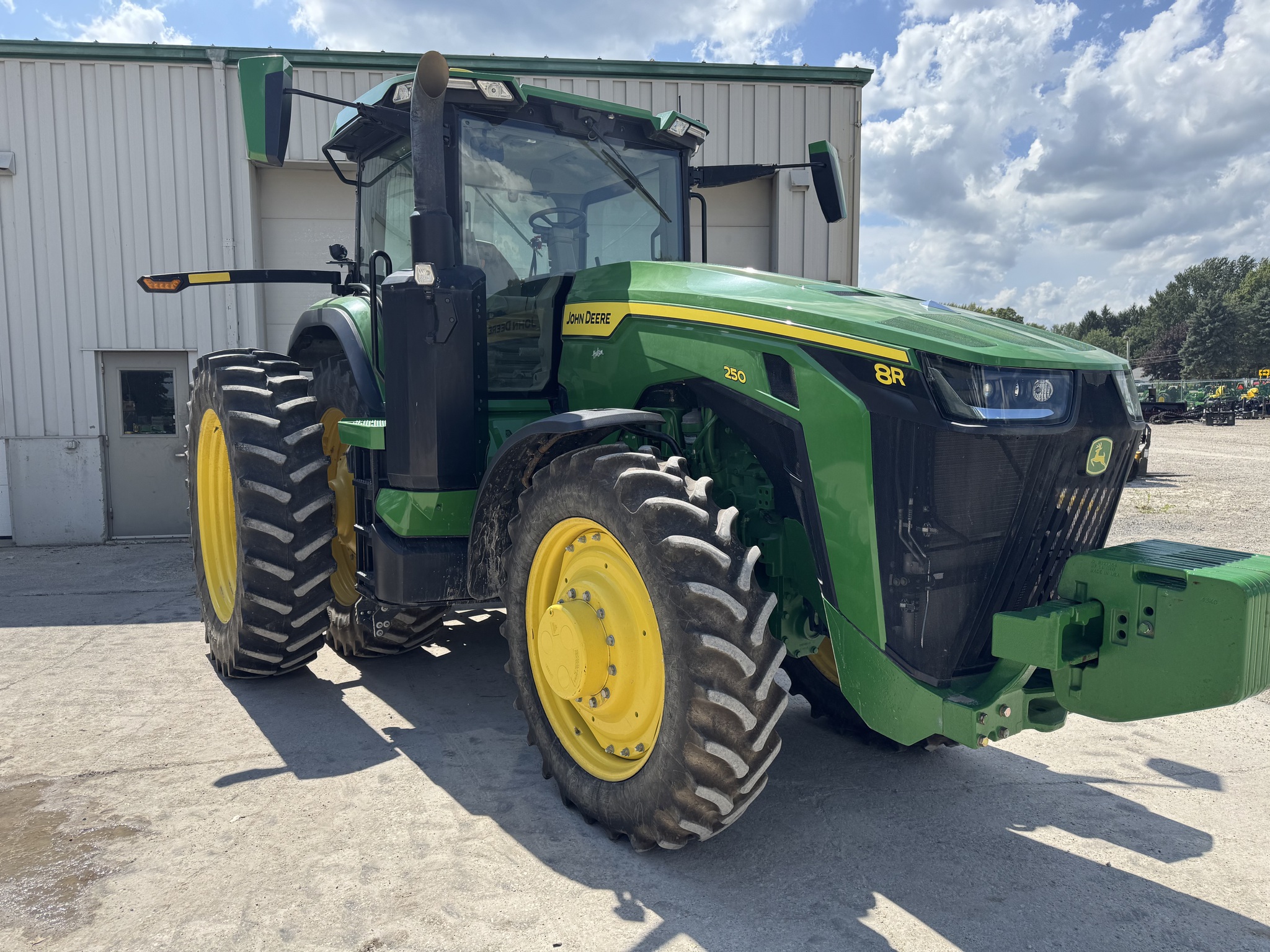 2022 John Deere 8R 250 Image 1