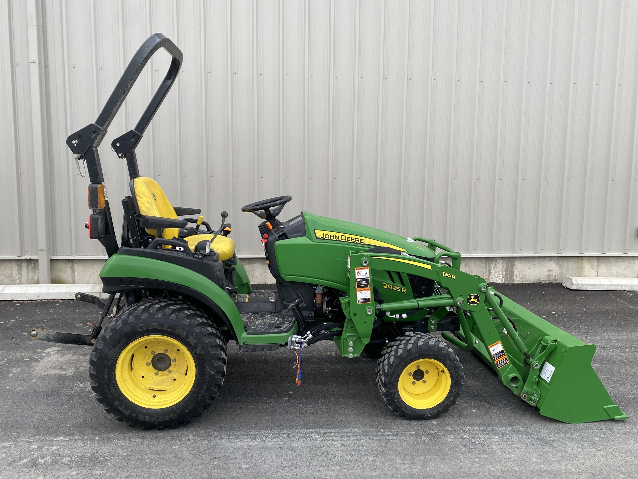 2021 John Deere 2025R Image 4