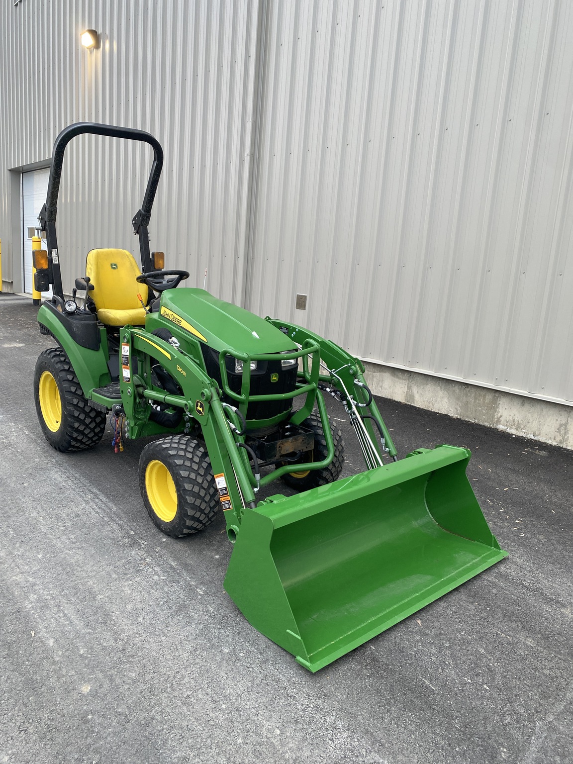 2021 John Deere 2025R Image 5