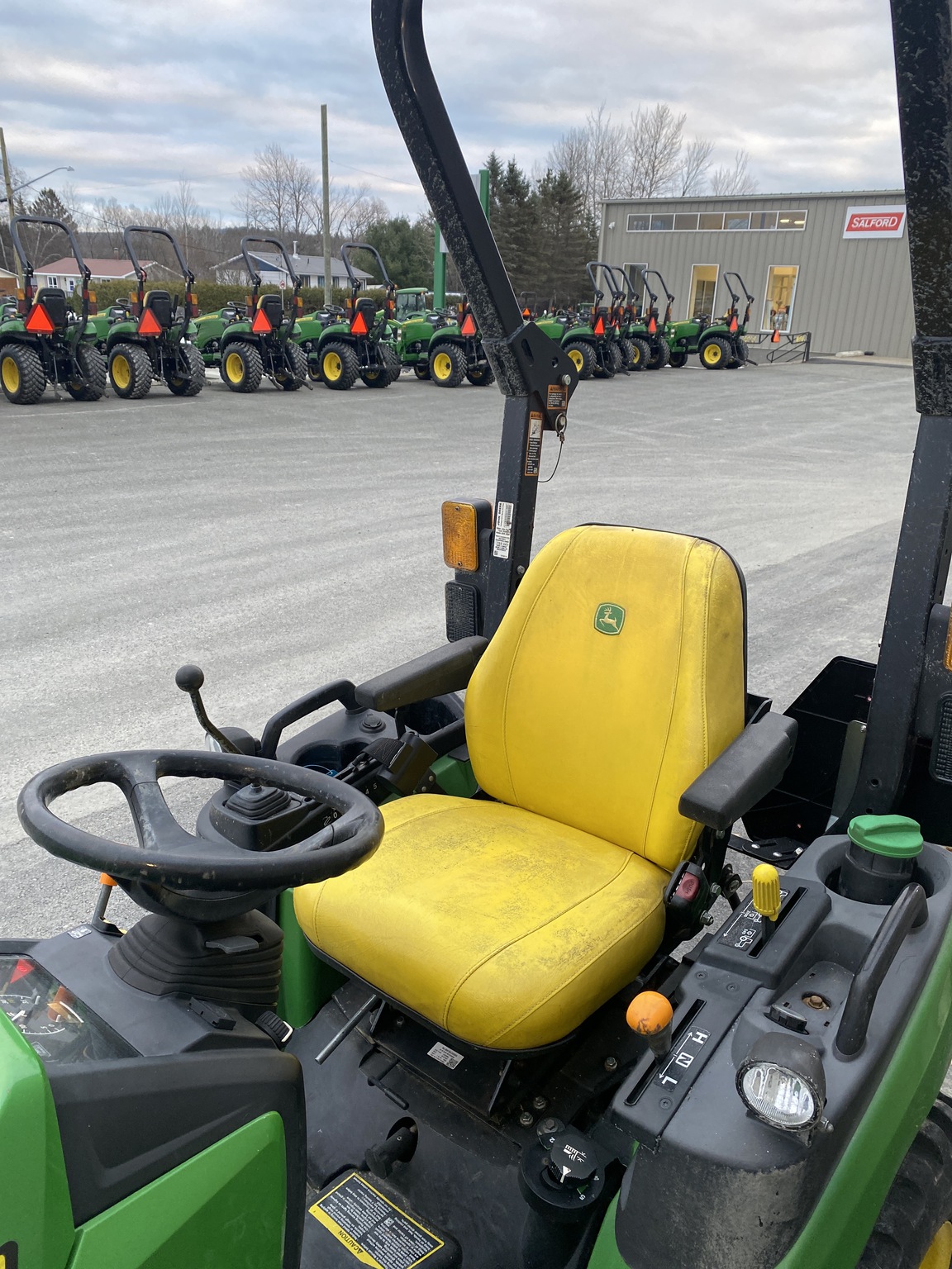2021 John Deere 2025R Image 12