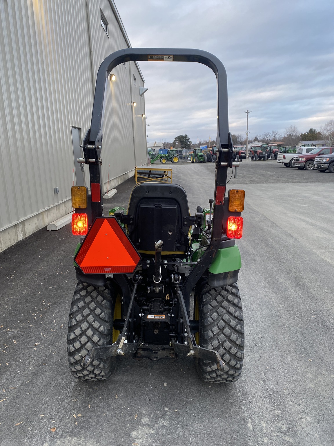 2021 John Deere 2025R Image 14