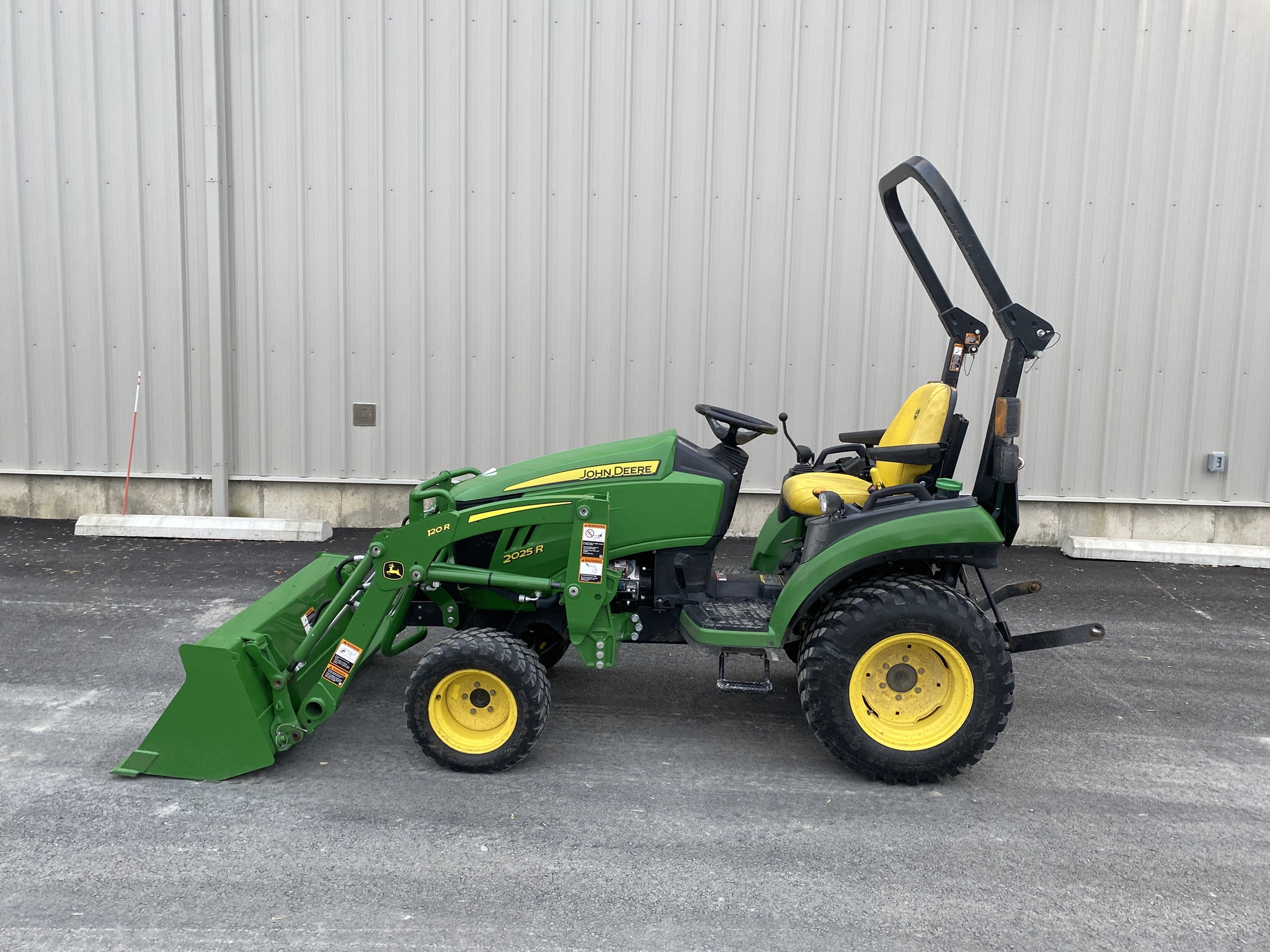 2021 John Deere 2025R Image 3