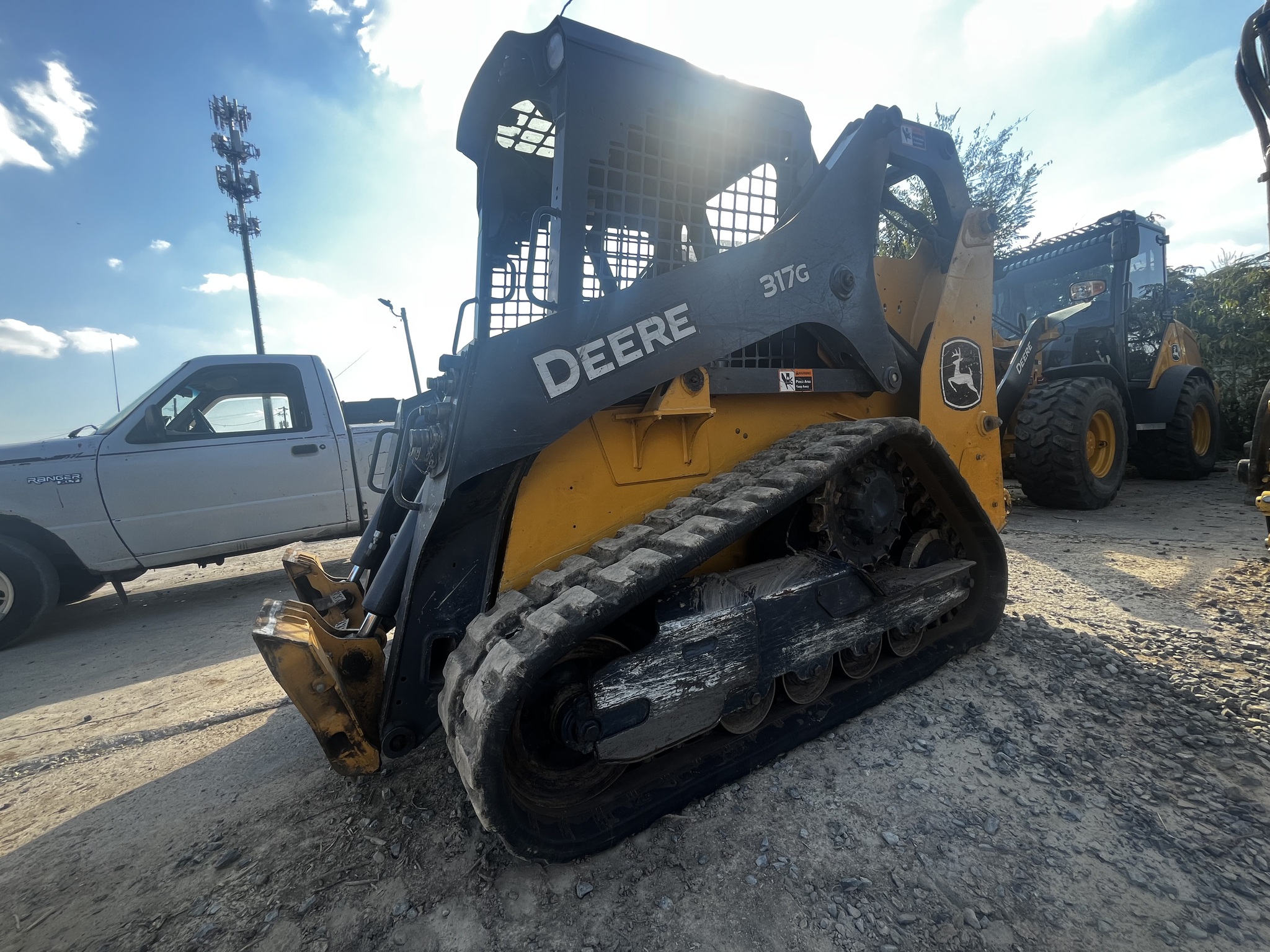 2021 John Deere 317G Image 4