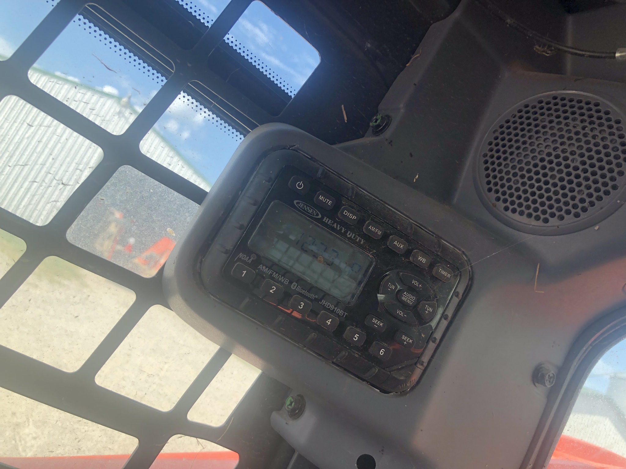 2023 Kubota Ssv75 Image 12