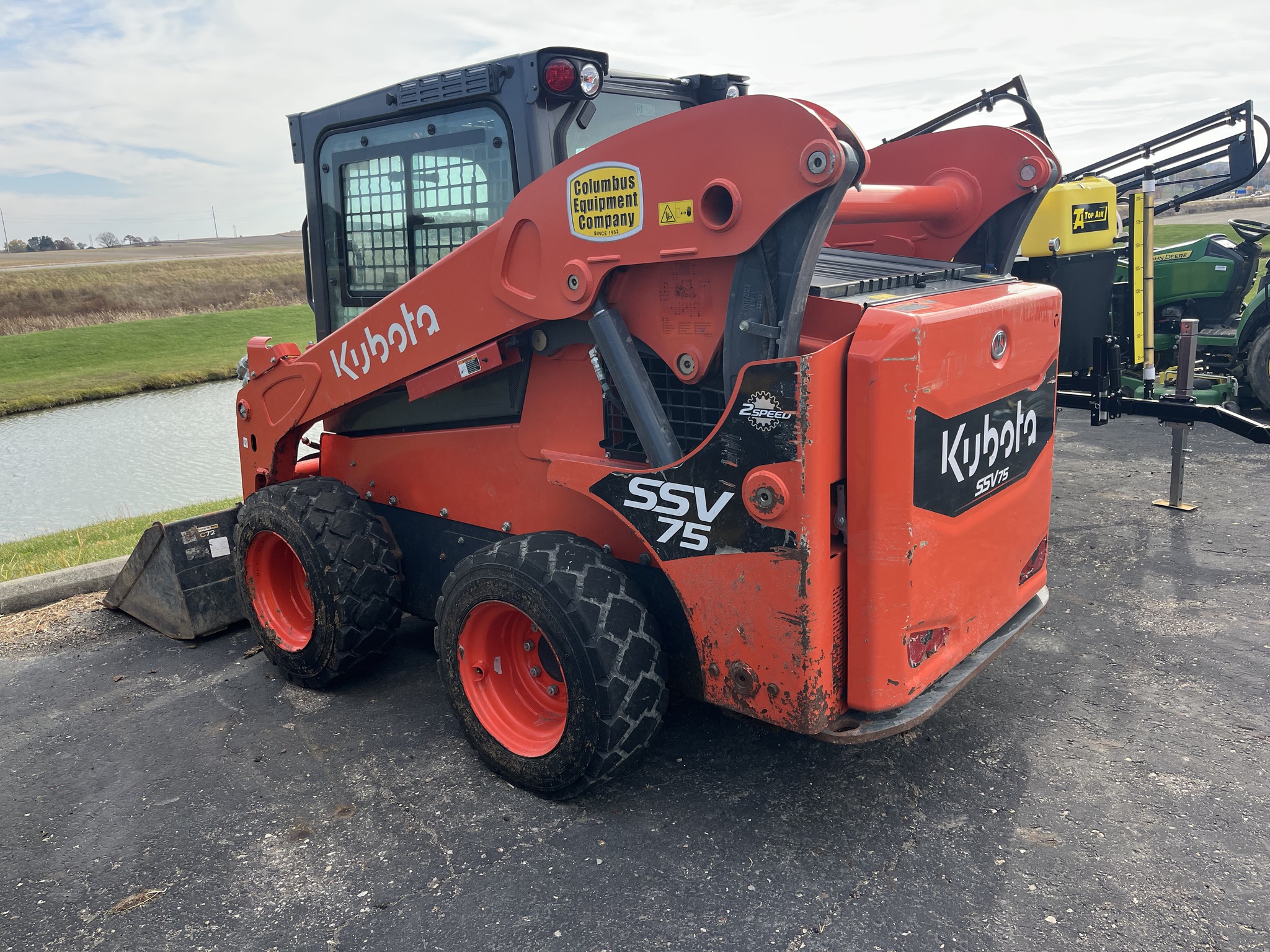 2023 Kubota Ssv75 Image 2