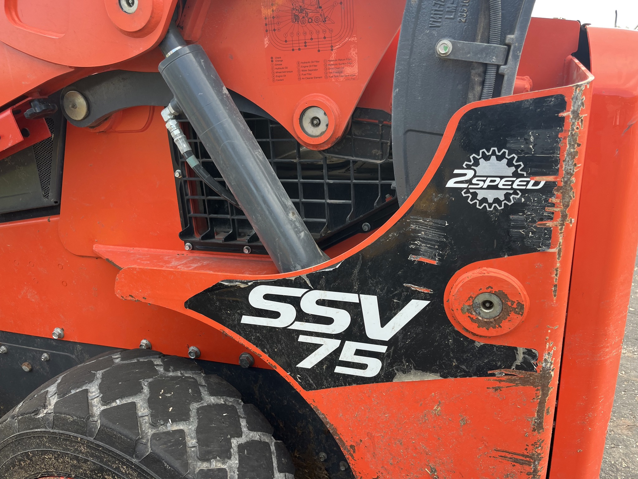 2023 Kubota Ssv75 Image 11