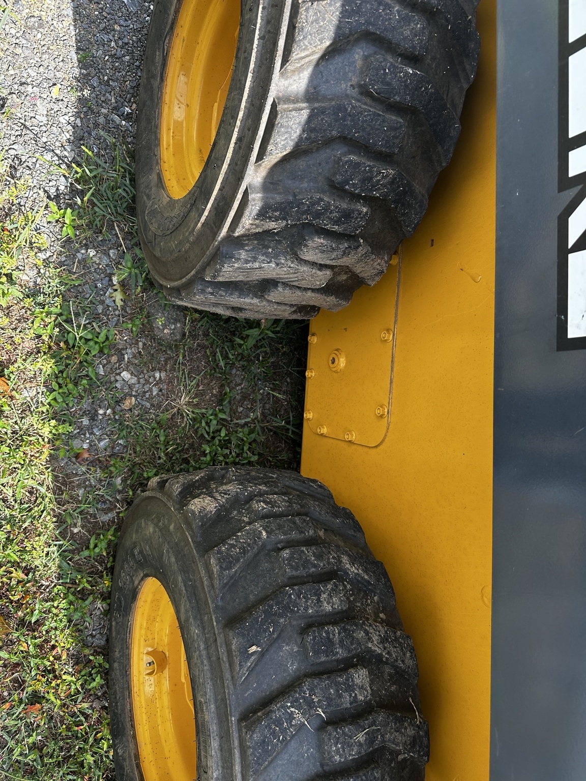 2021 John Deere 324G Image 8