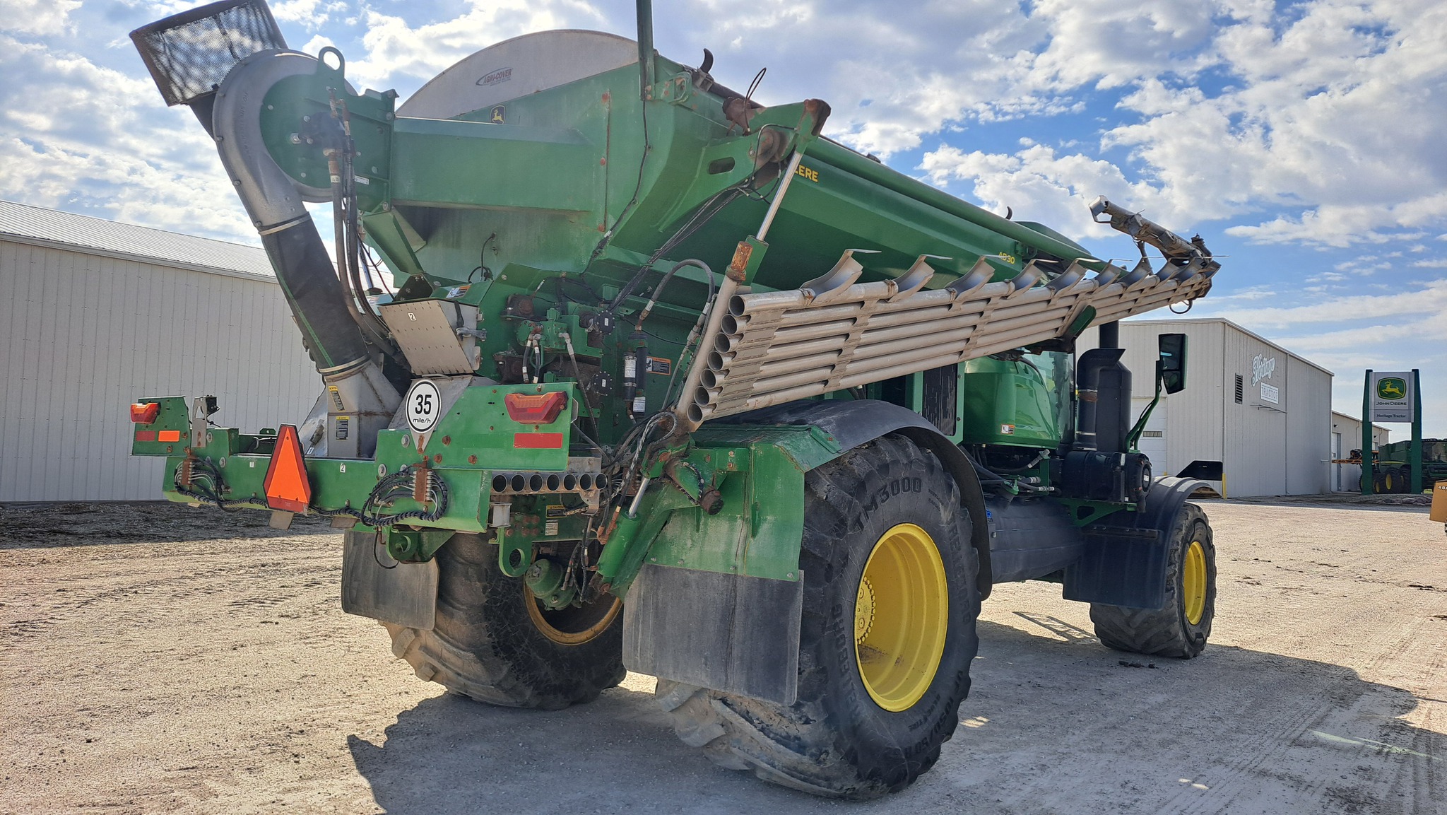  2022 John Deere 800R at Heritage Tractor in Galesburg, IL
