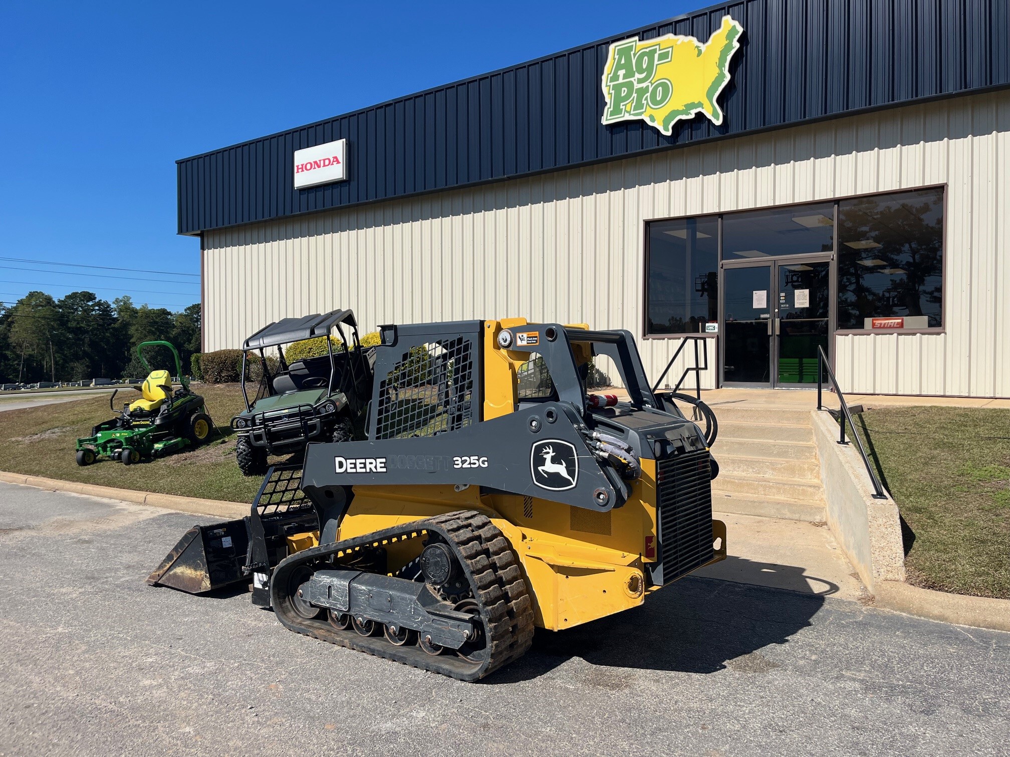 2021 John Deere 325G Image 2