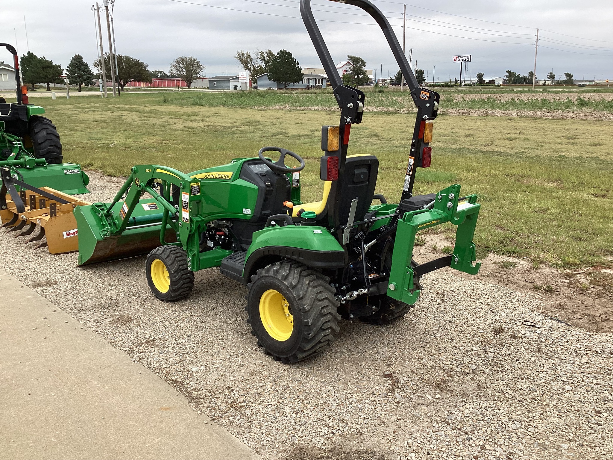 2021 John Deere 1023E Image 4