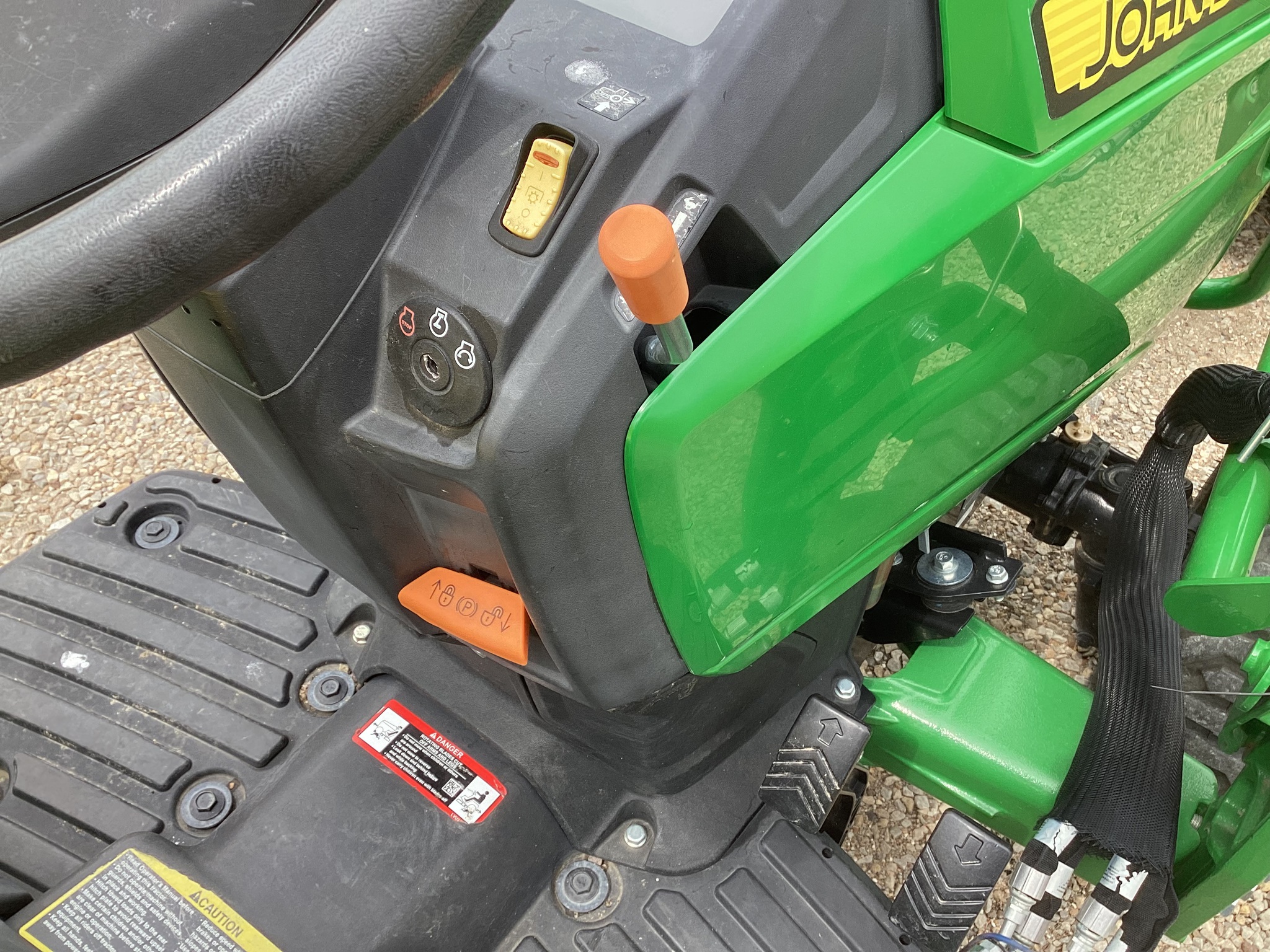 2021 John Deere 1023E Image 10