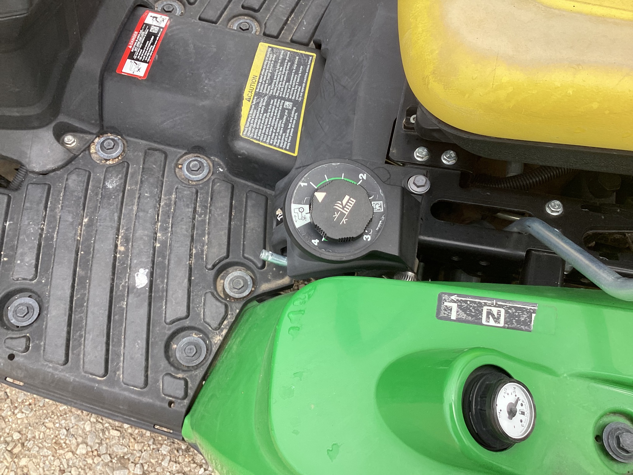 2021 John Deere 1023E Image 9