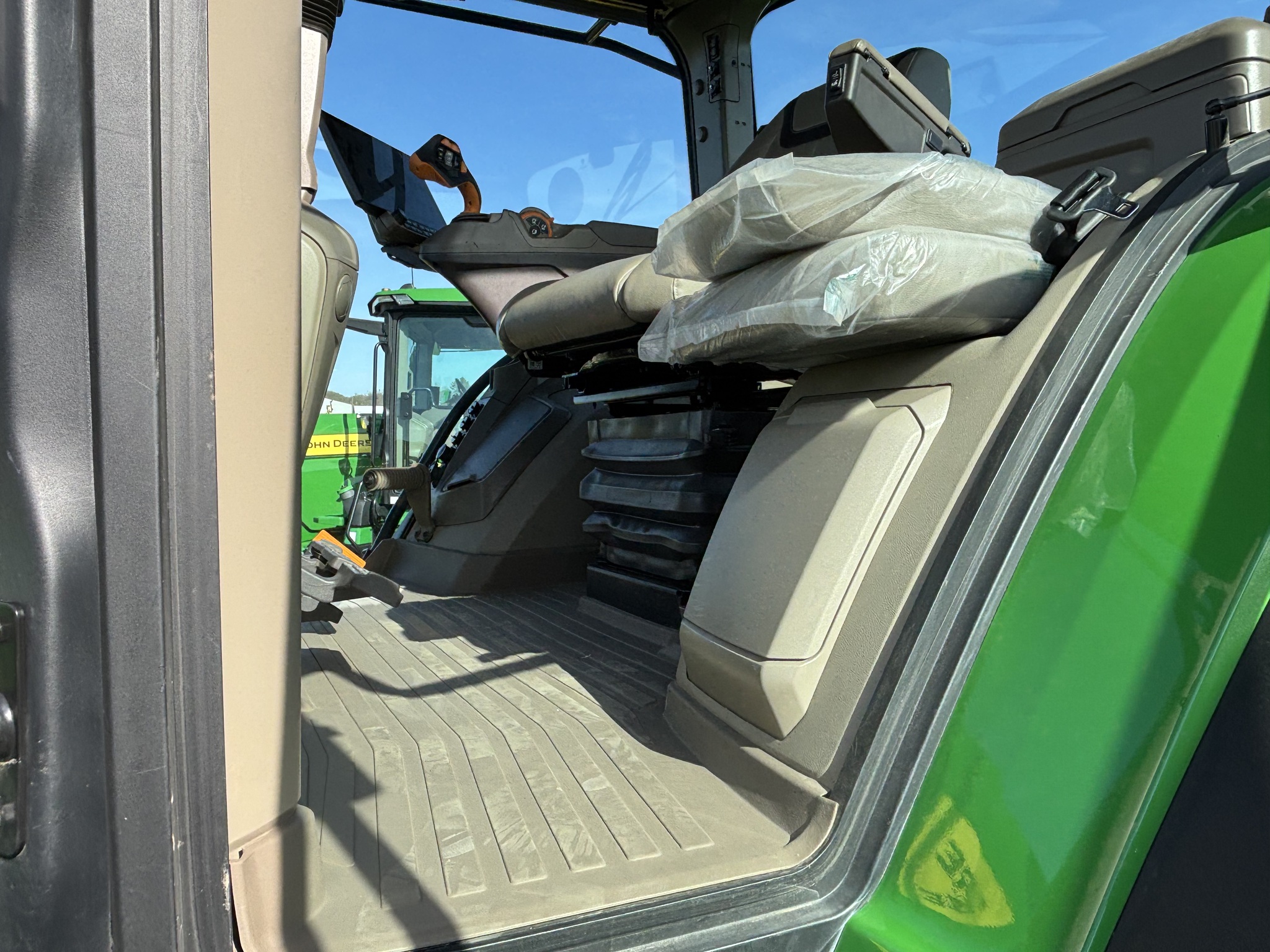  2025 John Deere 8R 370 at Heritage Tractor in Lacon, IL