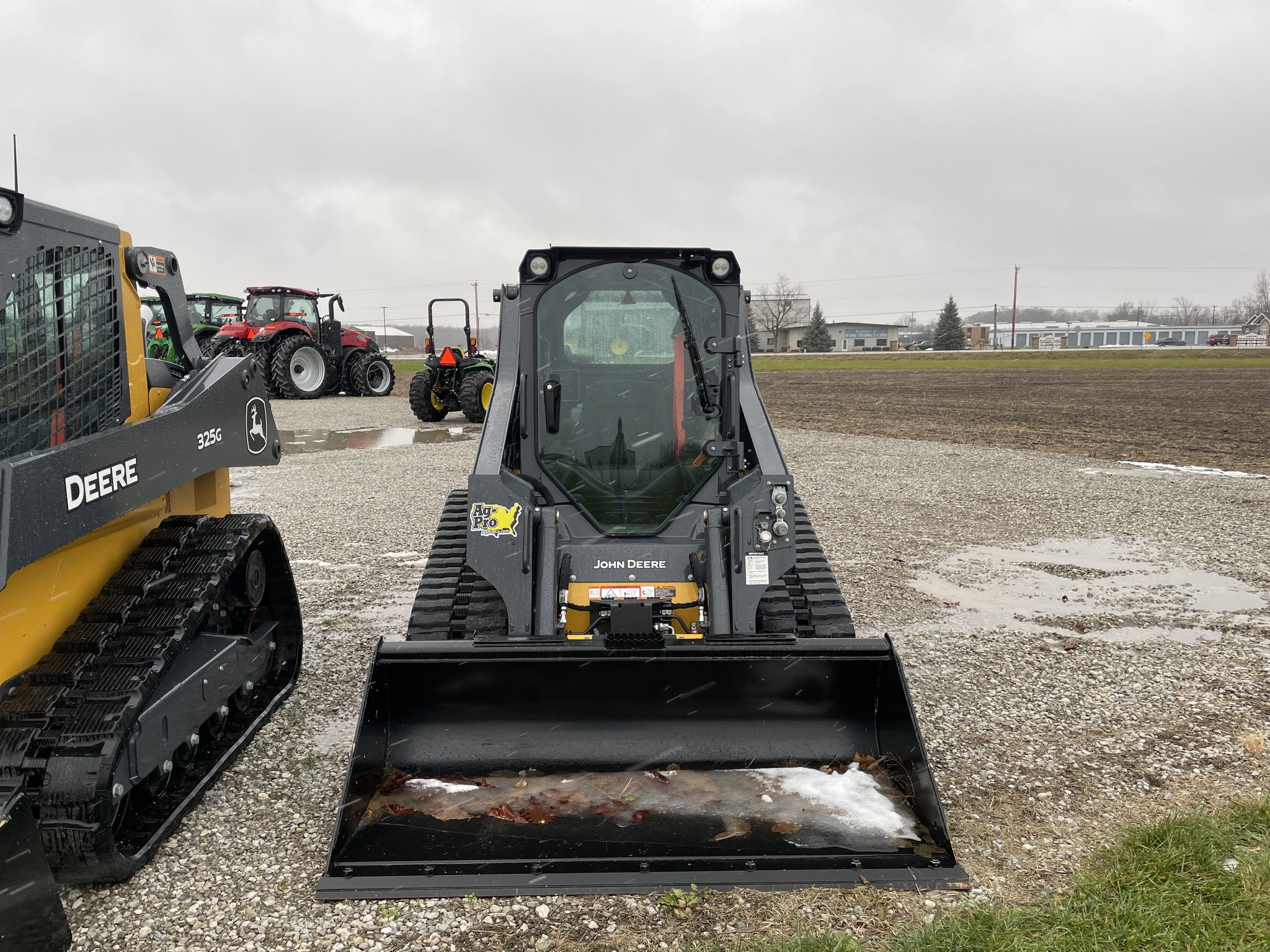 2025 John Deere 317G Image 4