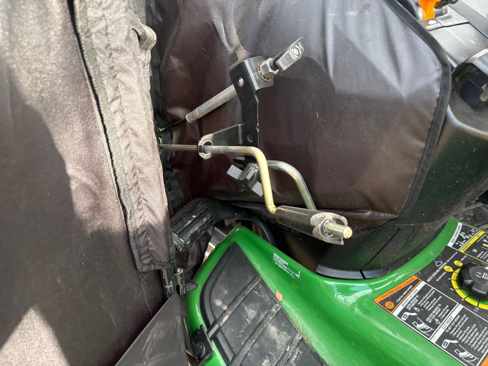 2014 John Deere X324 Image 11