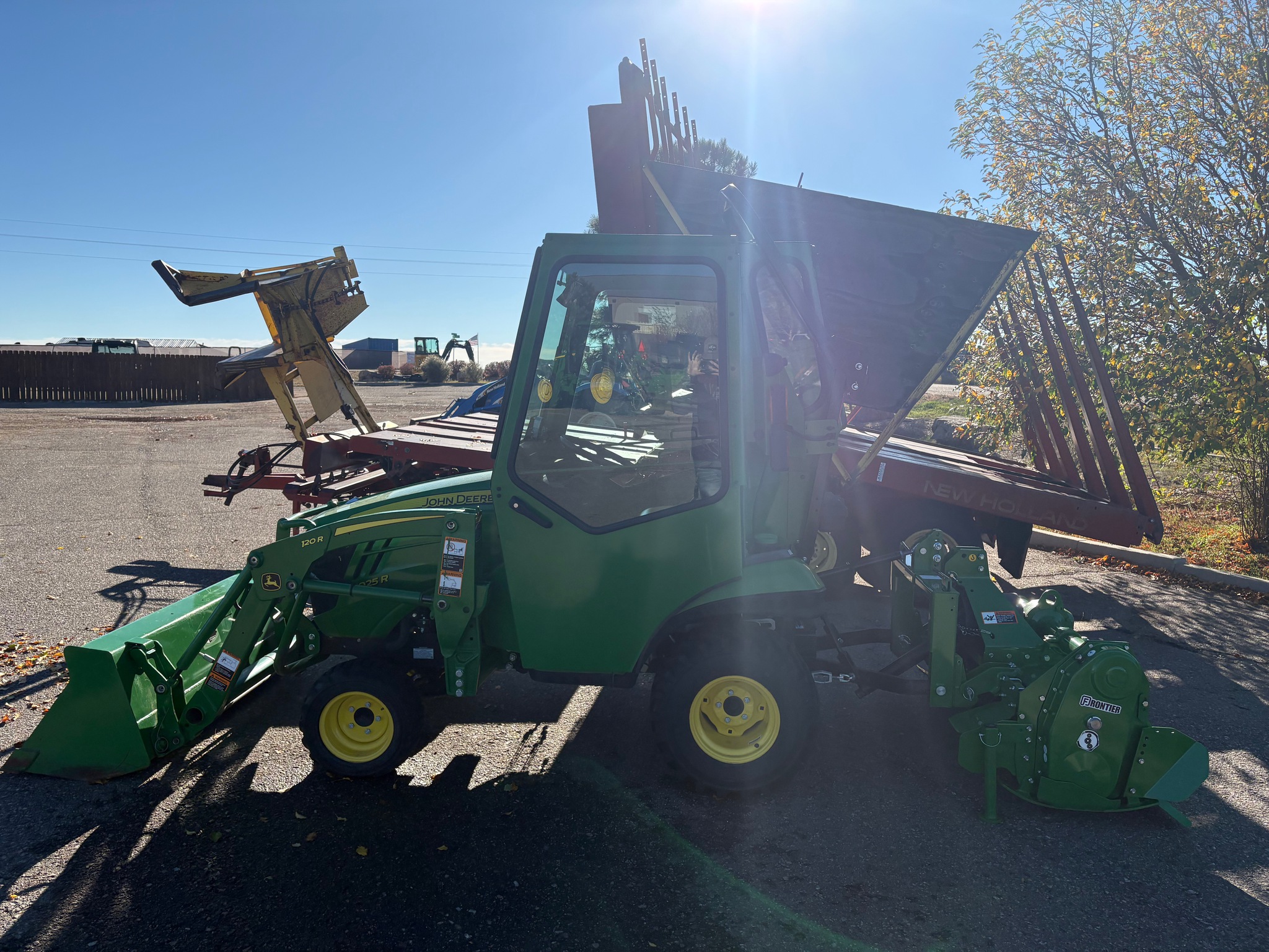 2018 John Deere 1025R Image 2