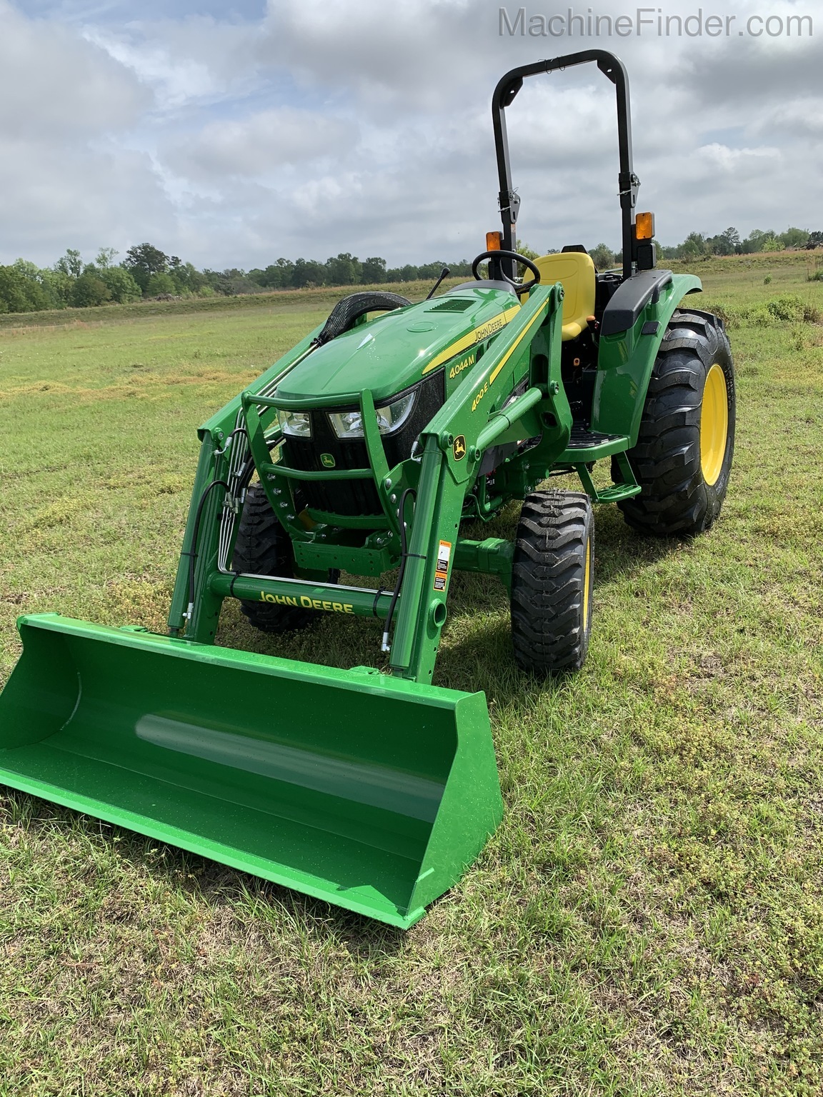 2020 John Deere 4044M Image 3