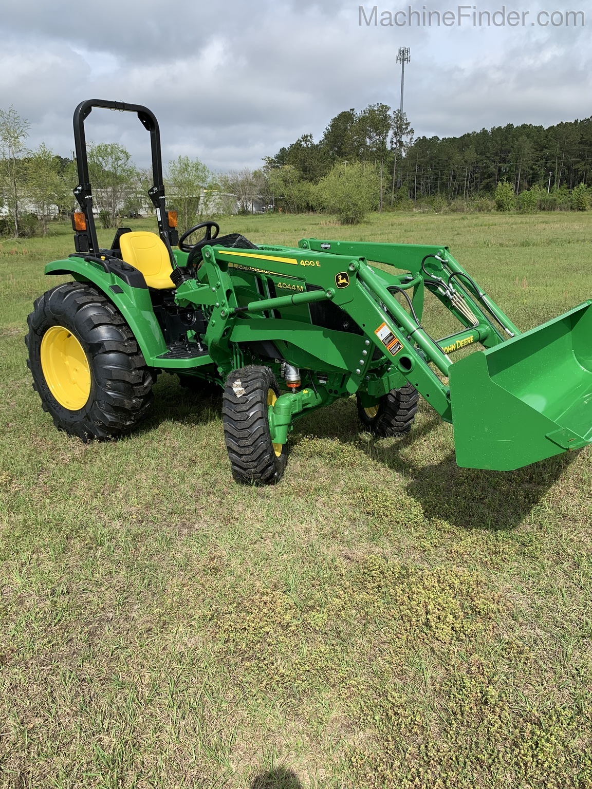 2020 John Deere 4044M Image 9