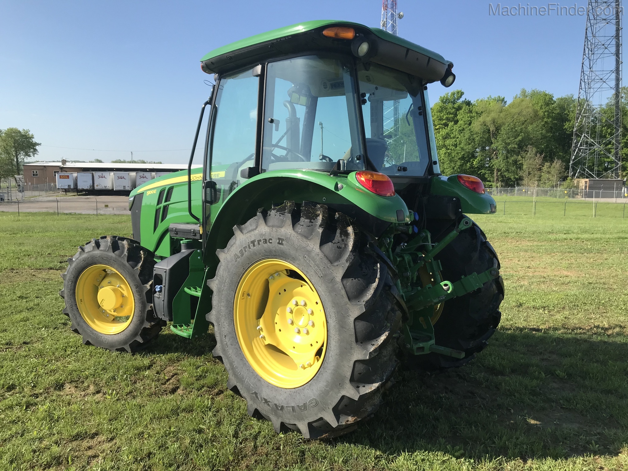2018 John Deere 5100E Image 3