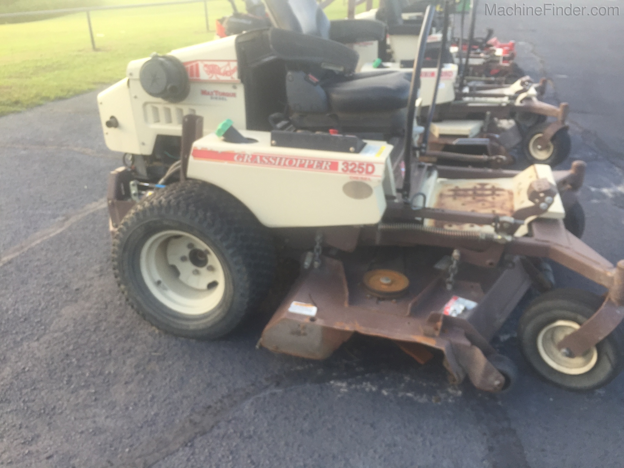 2000 Grasshopper 325D Image 2