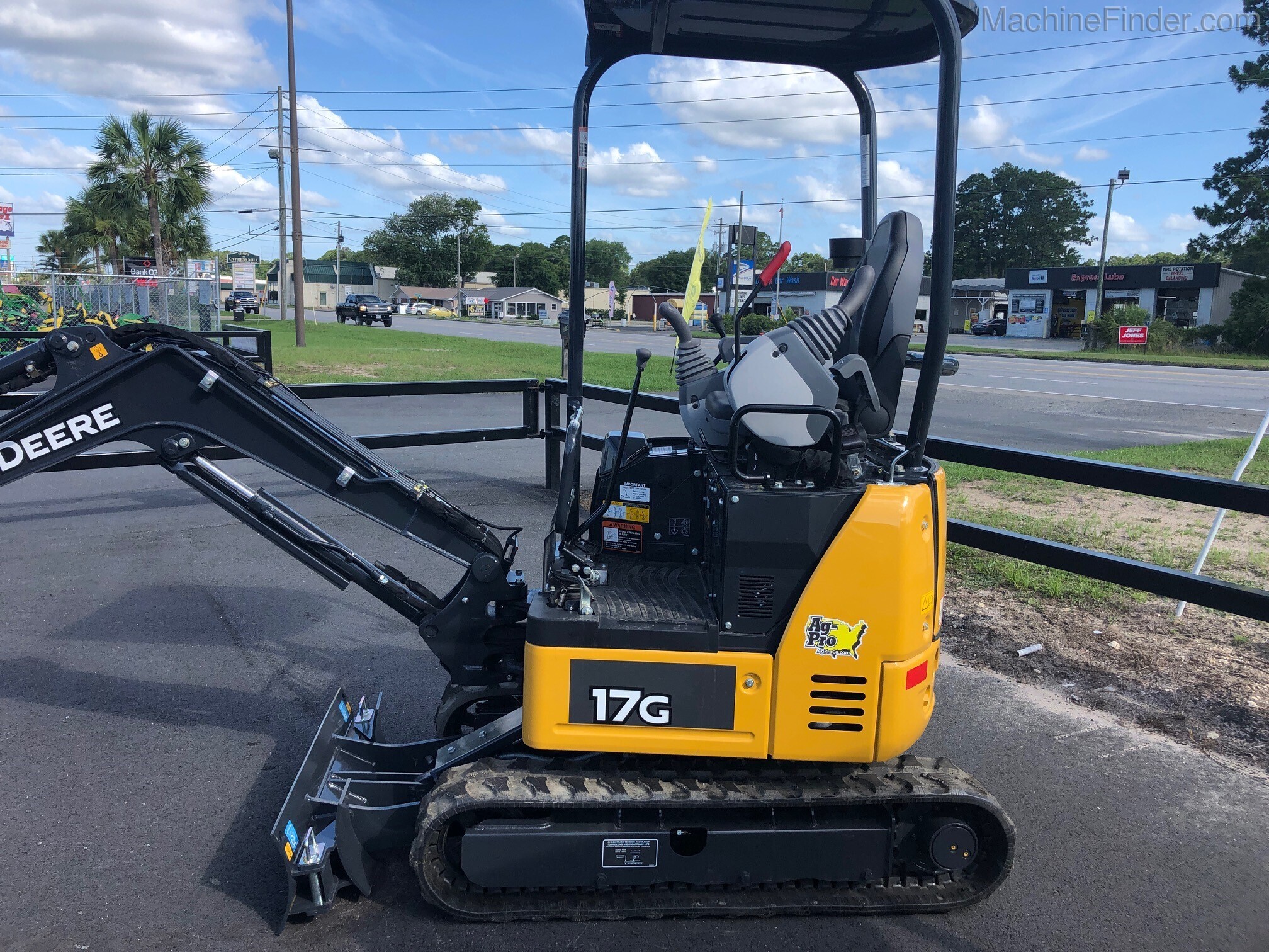 2020 John Deere 17G Image 2