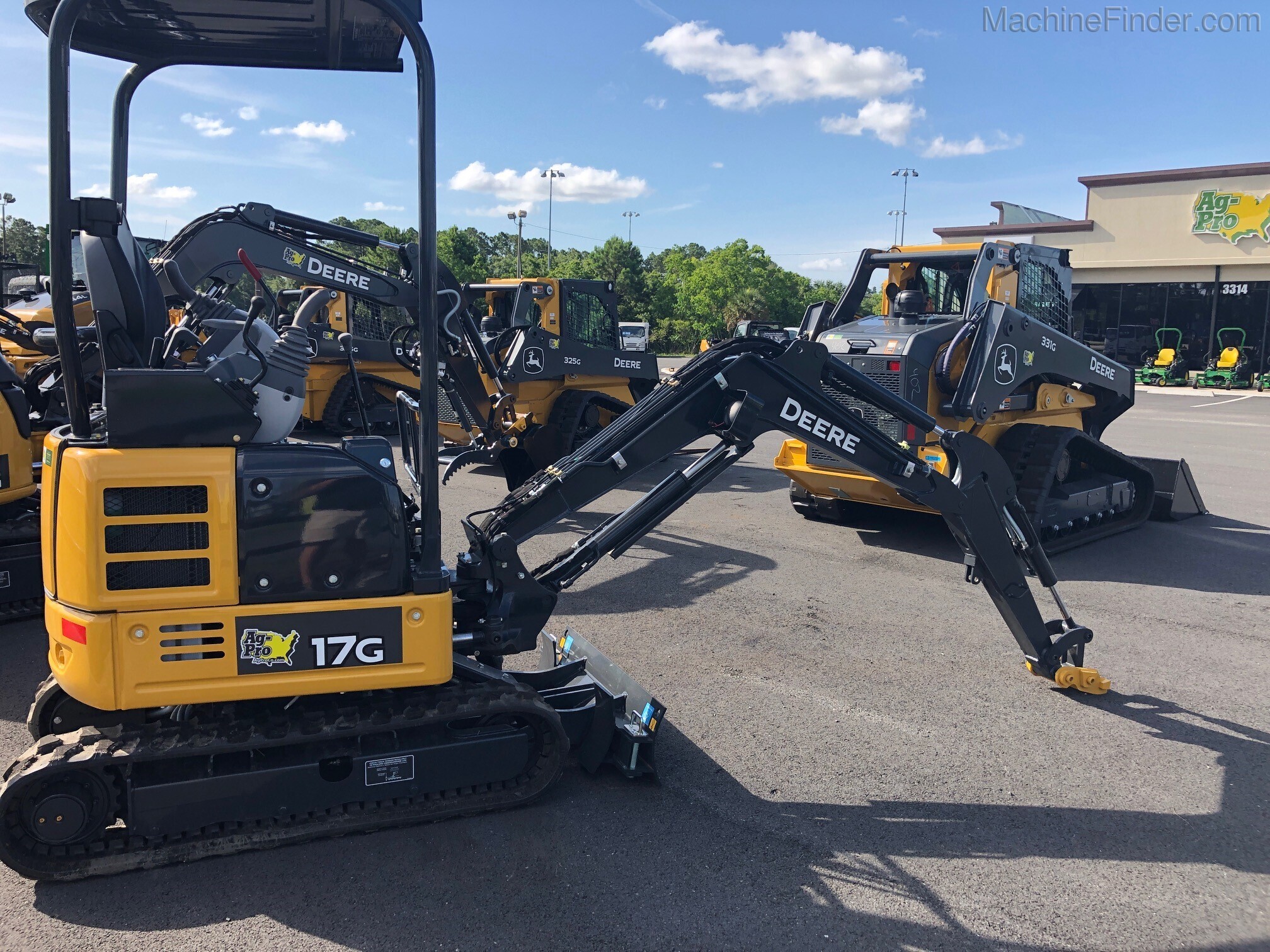 2020 John Deere 17G Image 4