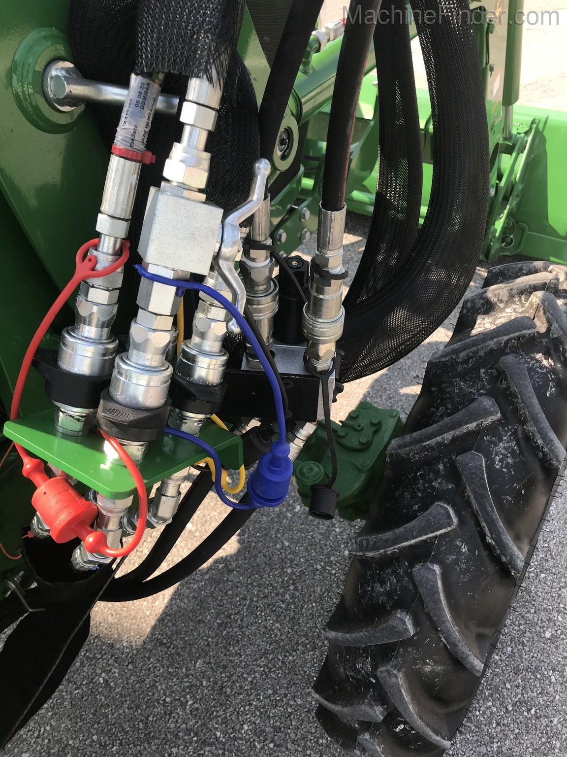 2020 John Deere 5045E Image 9