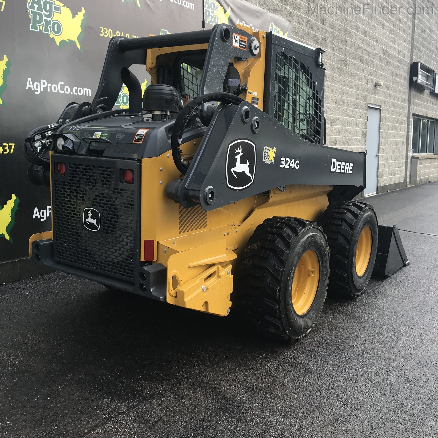 2020 John Deere 324G Image 8