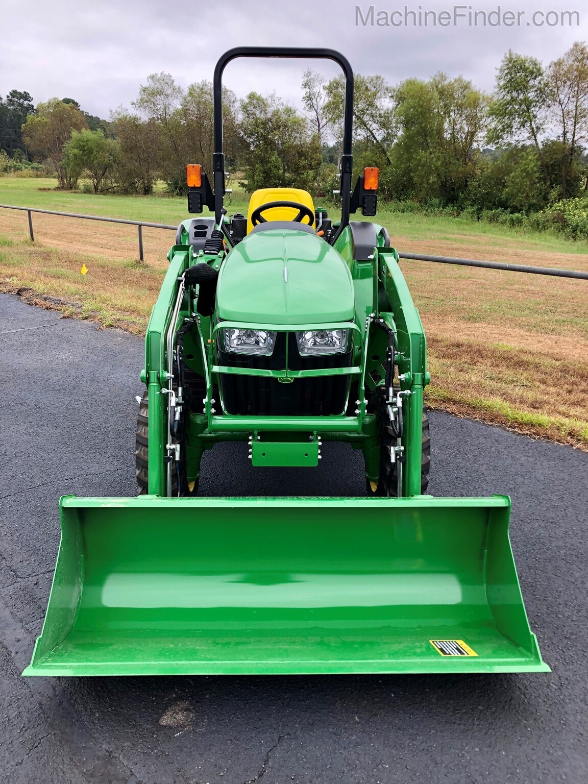 2020 John Deere 3035D Image 2