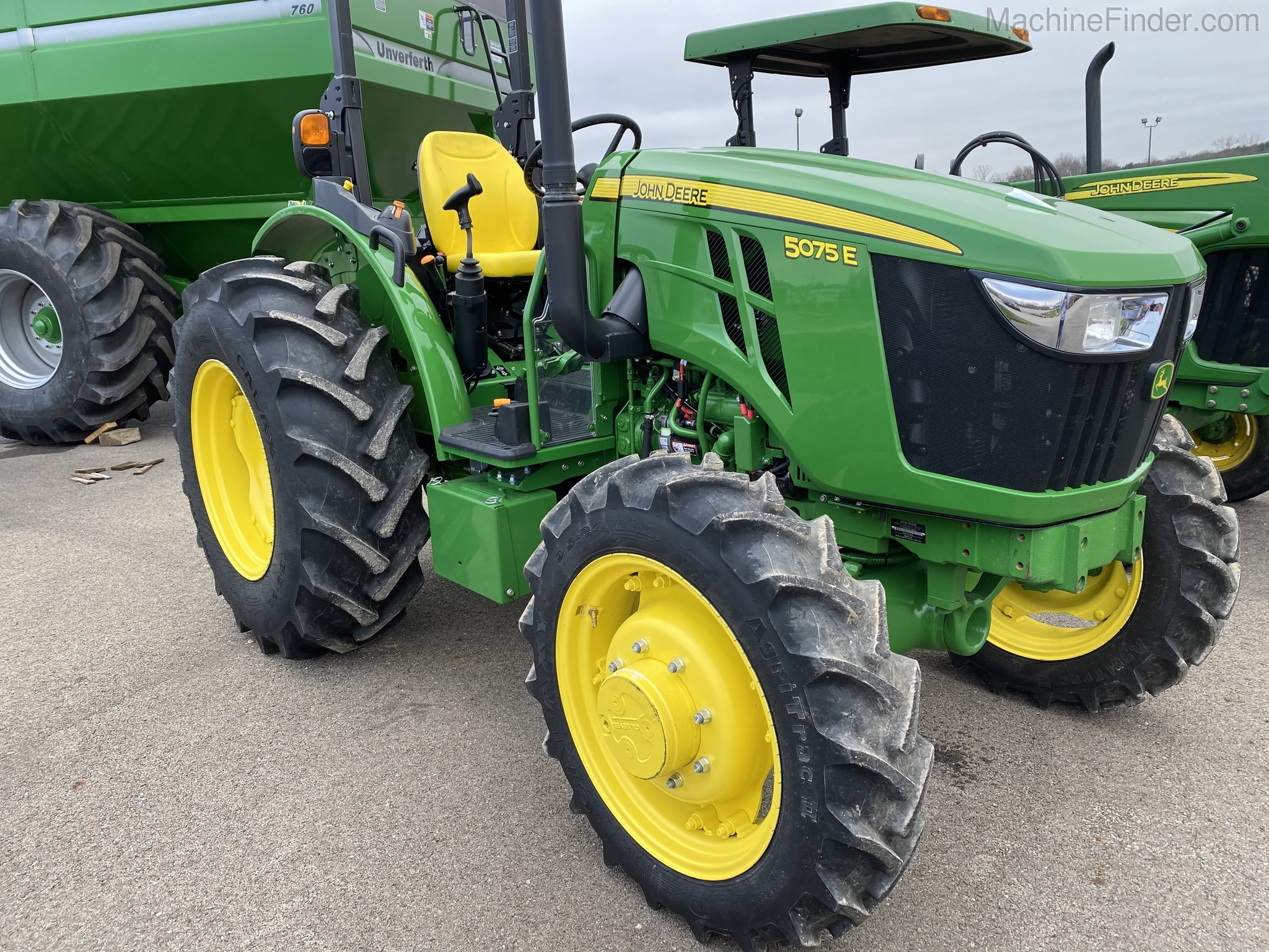 2019 John Deere 5075E Image 1