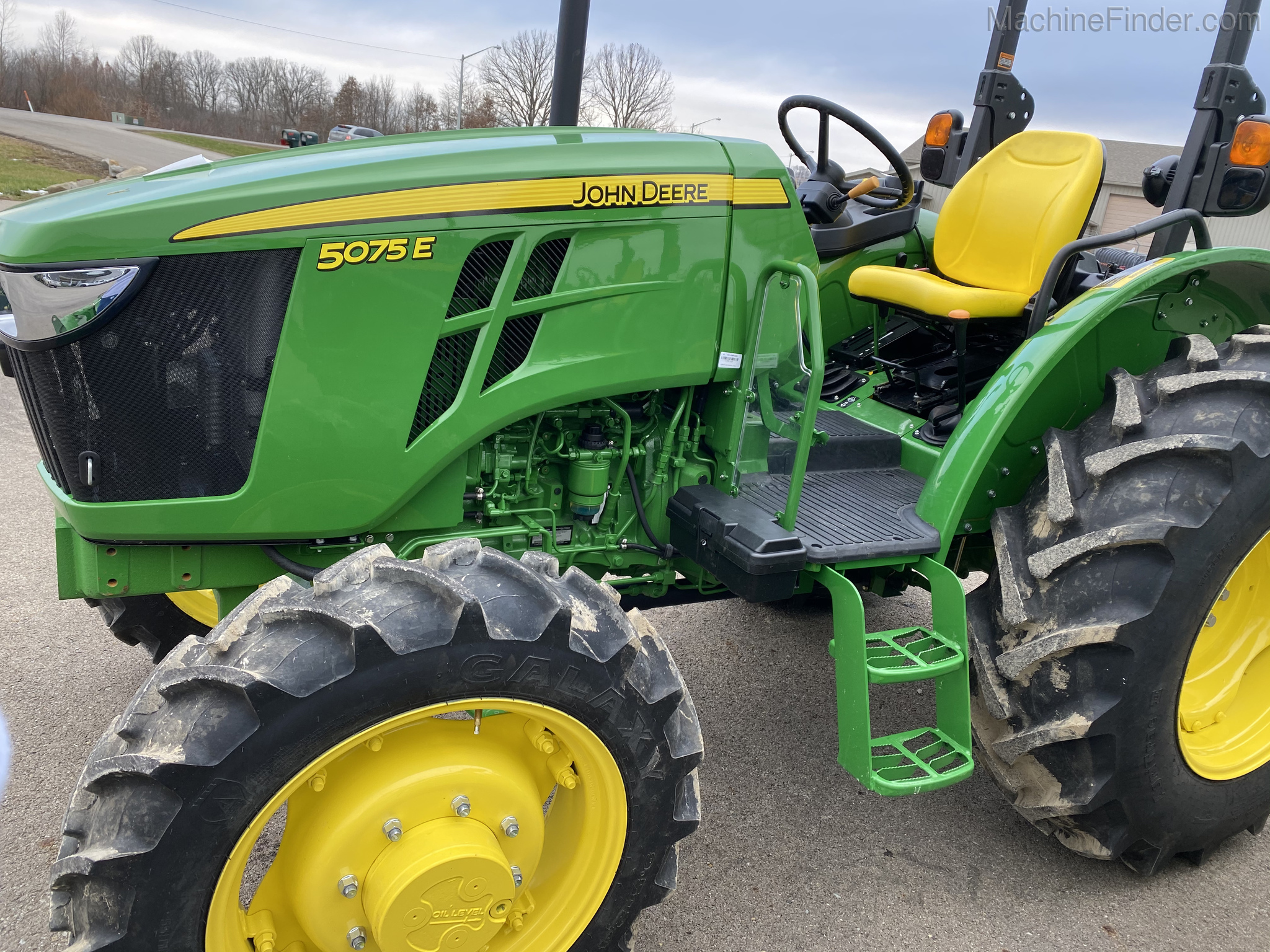2019 John Deere 5075E Image 3