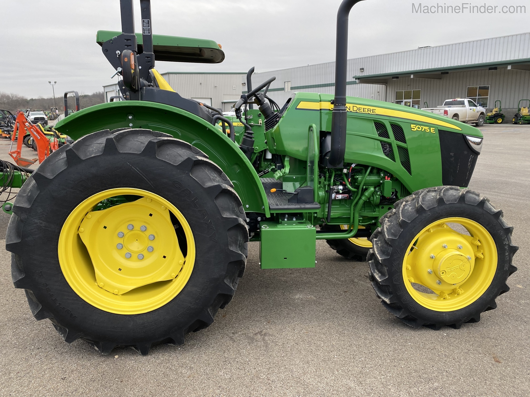 2019 John Deere 5075E Image 5
