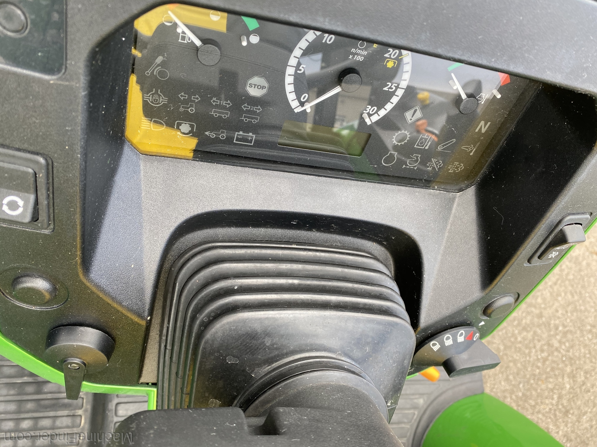 2019 John Deere 5075E Image 8