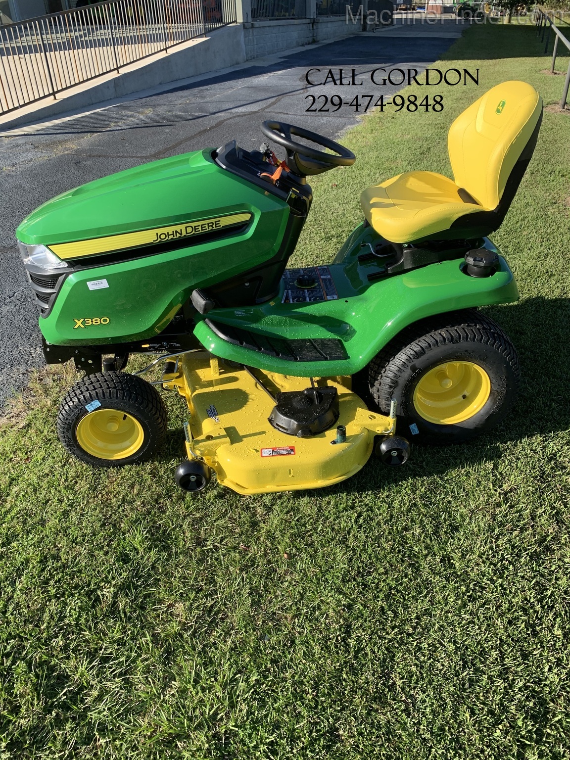 2020 John Deere X380 Image 9